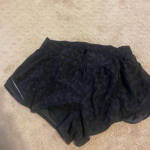Lululemon Hotty Hot Low-Rise Lined Short 2.5"